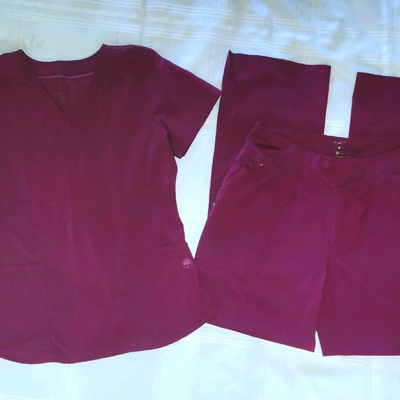 Healing Hands Scrub Set in Burgundy size Medium